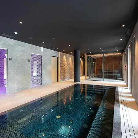 Exclusive Terrace, Parking And Pool Lägenhet *
